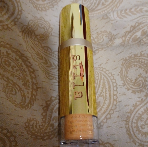 Stila hide & chic fluid foundation - Picture 6 of 7